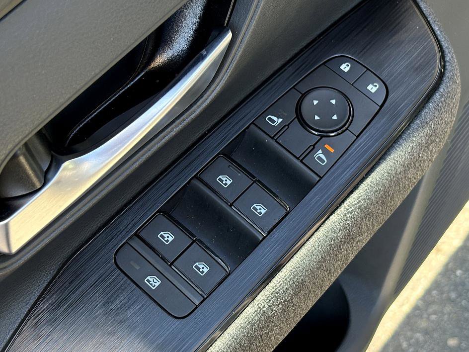2025 Nissan Kicks SV photo 16
