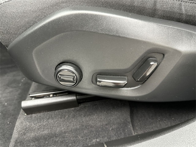 2023 Volvo XC60 B5 Core photo 4