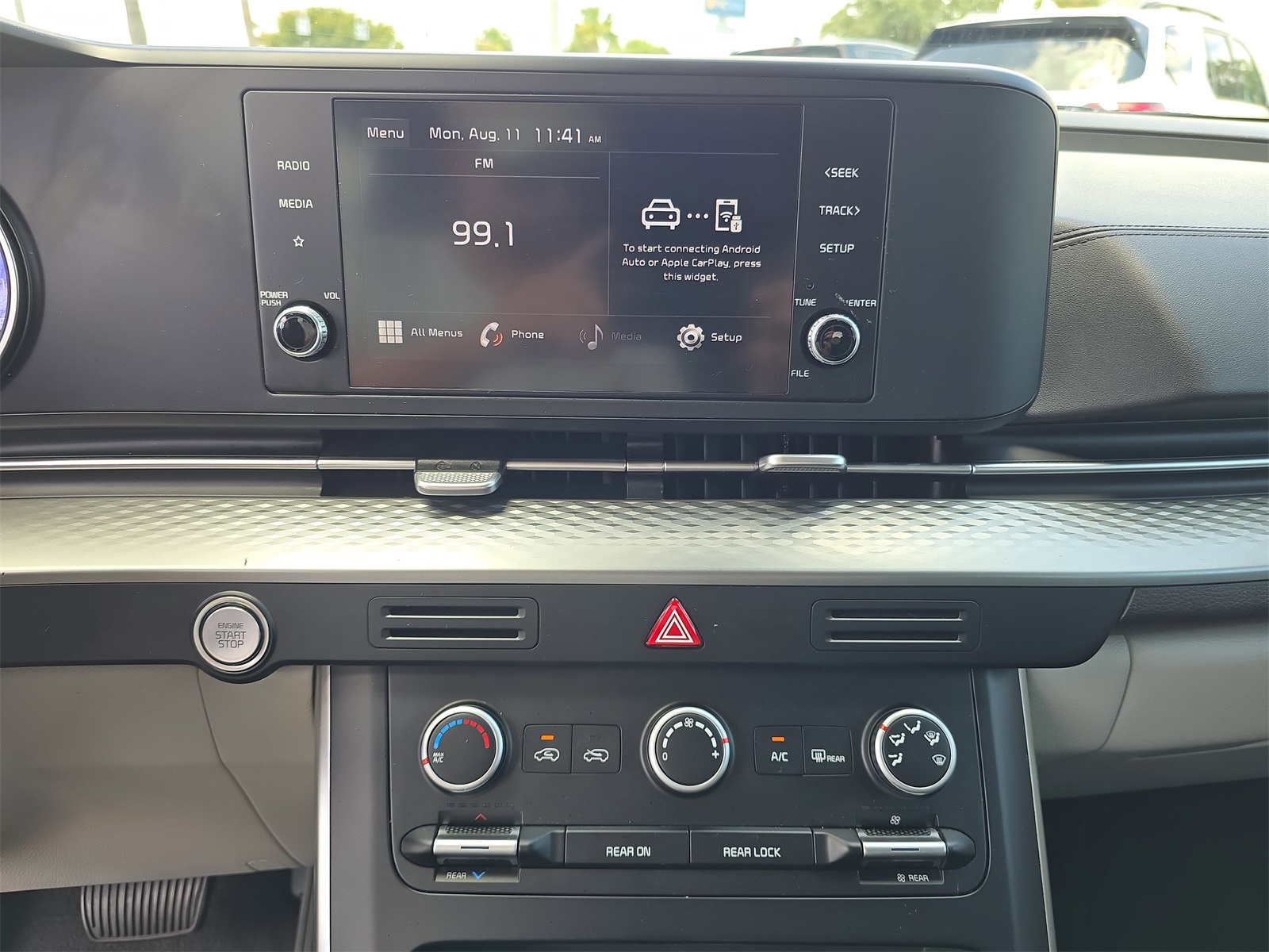 2024 Kia Carnival LX photo 17