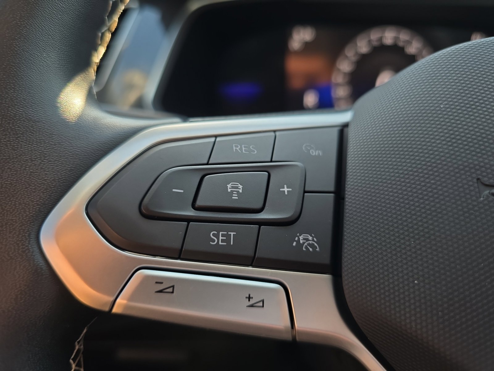 2023 Volkswagen Tiguan SE photo 22