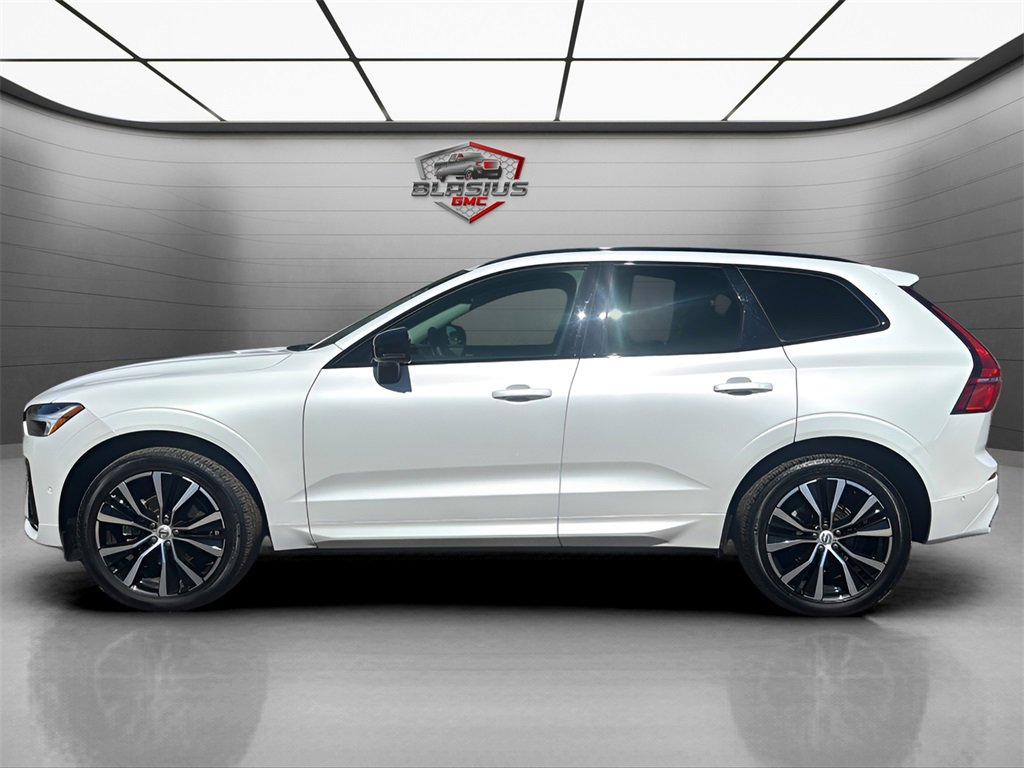 2024 Volvo XC60 B5 Plus photo 2