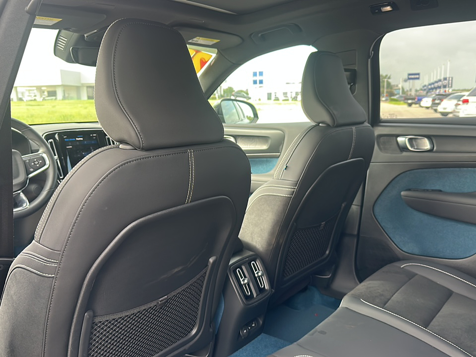 2023 Volvo XC40 Recharge Twin Motor AWD Ultimate photo 7