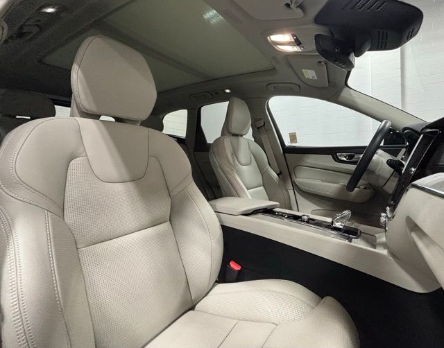 2023 Volvo XC60 Recharge Hybrid Ultimate photo 9