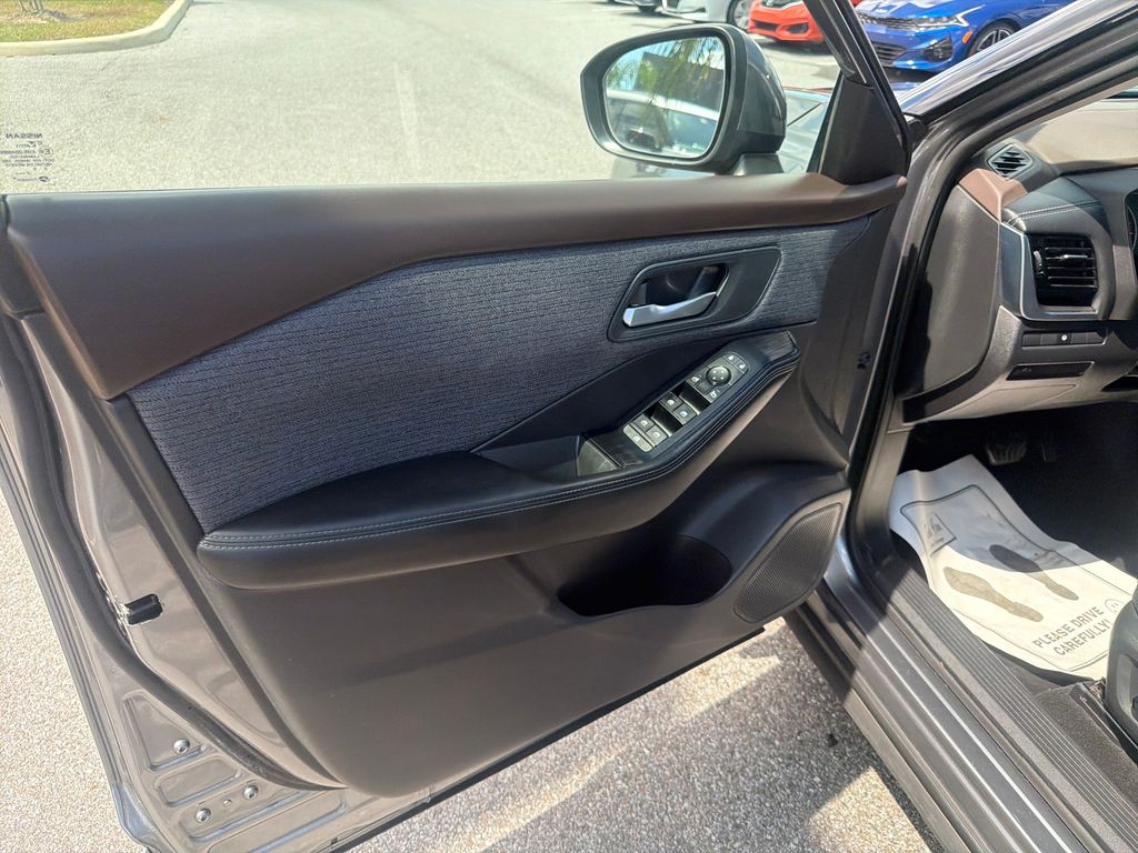 2021 Nissan Rogue SV photo 13