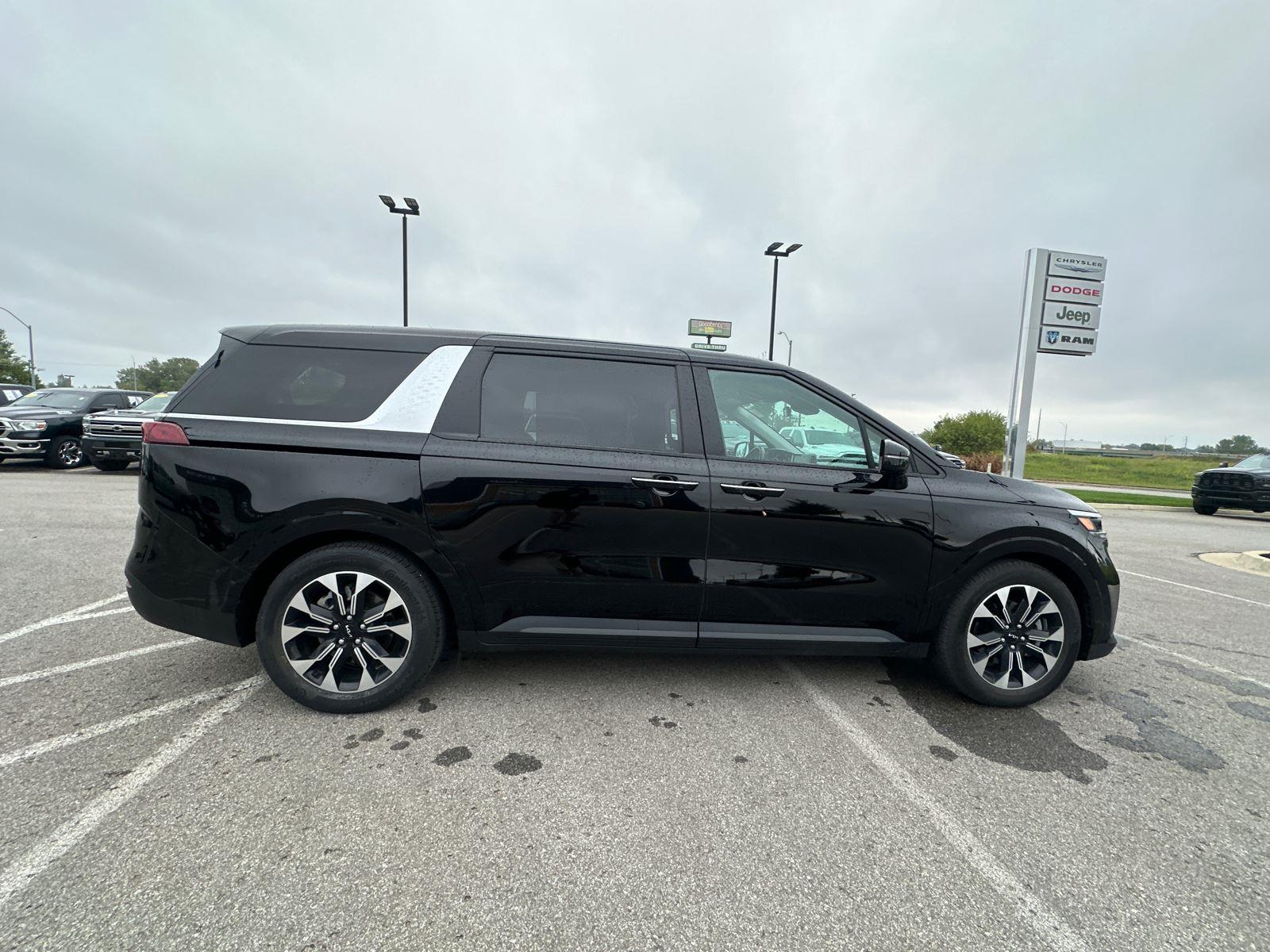 2024 Kia Carnival EX photo 3
