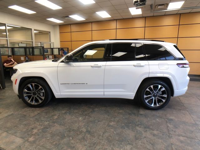 2024 Jeep Grand Cherokee Overland photo 3