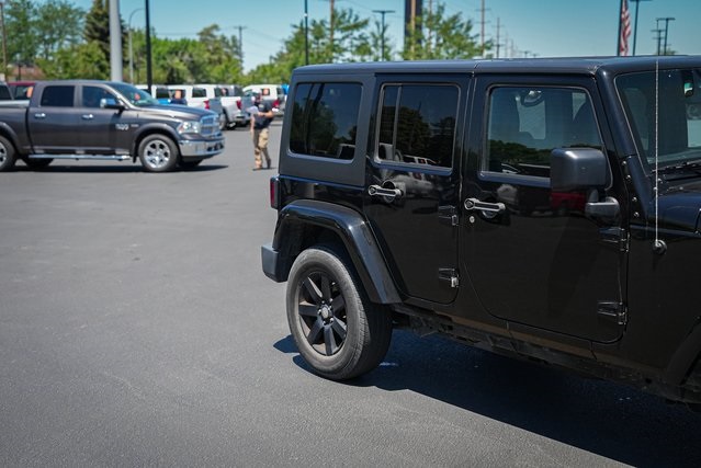 2015 Jeep Wrangler Unlimited Sahara photo 4