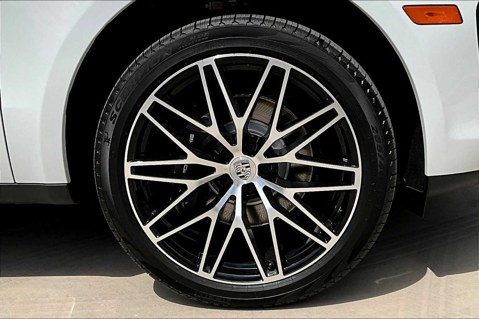 2026 Porsche Macan T photo 11