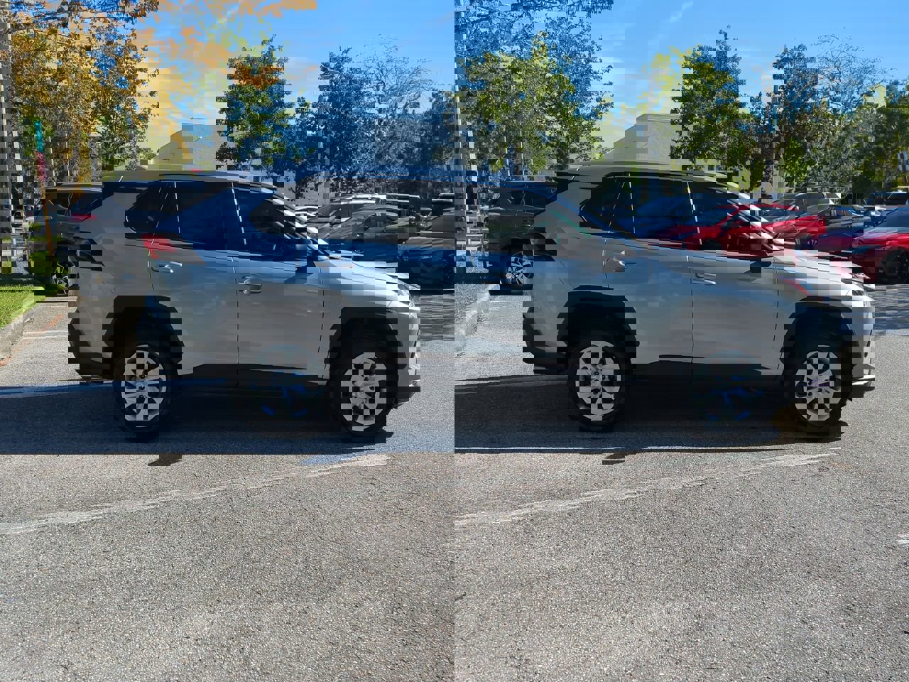 2023 Toyota RAV4 LE photo 4