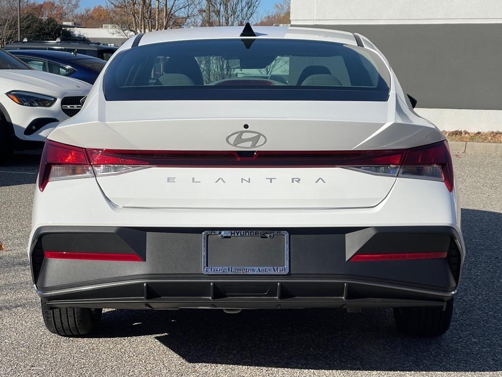 2024 Hyundai Elantra SEL photo 8