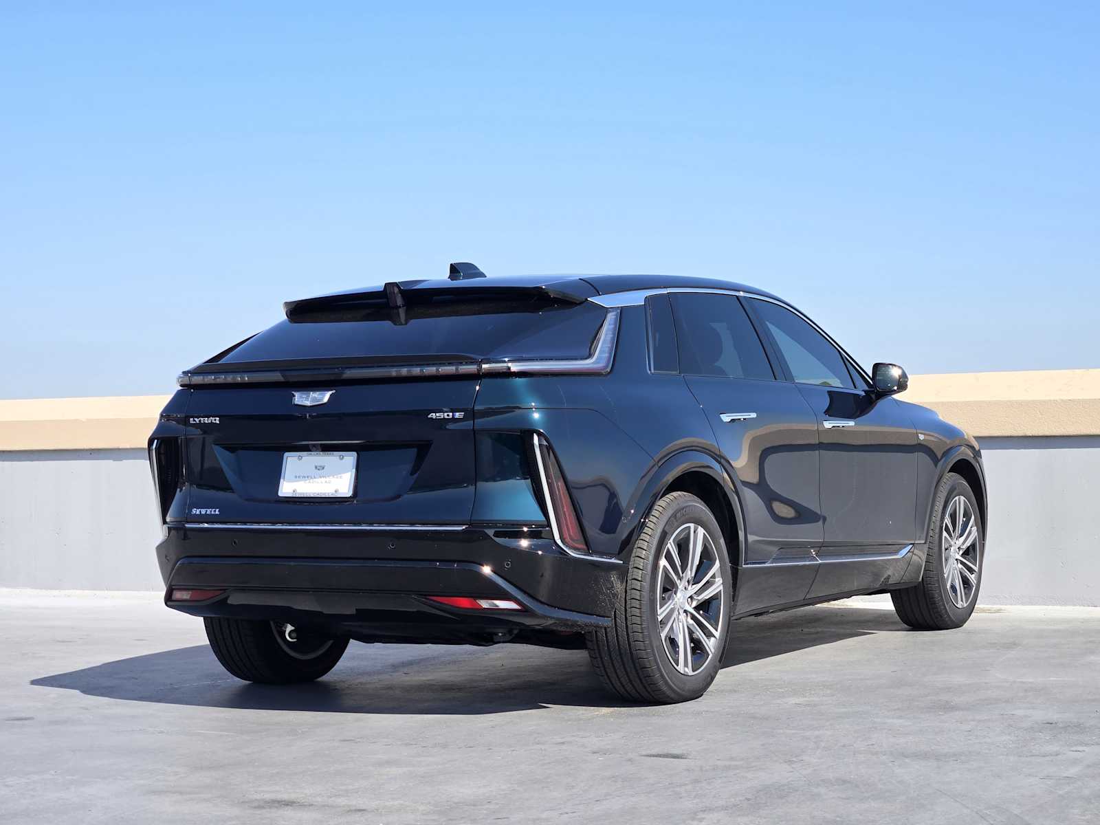 2025 Cadillac Lyriq Luxury photo 2