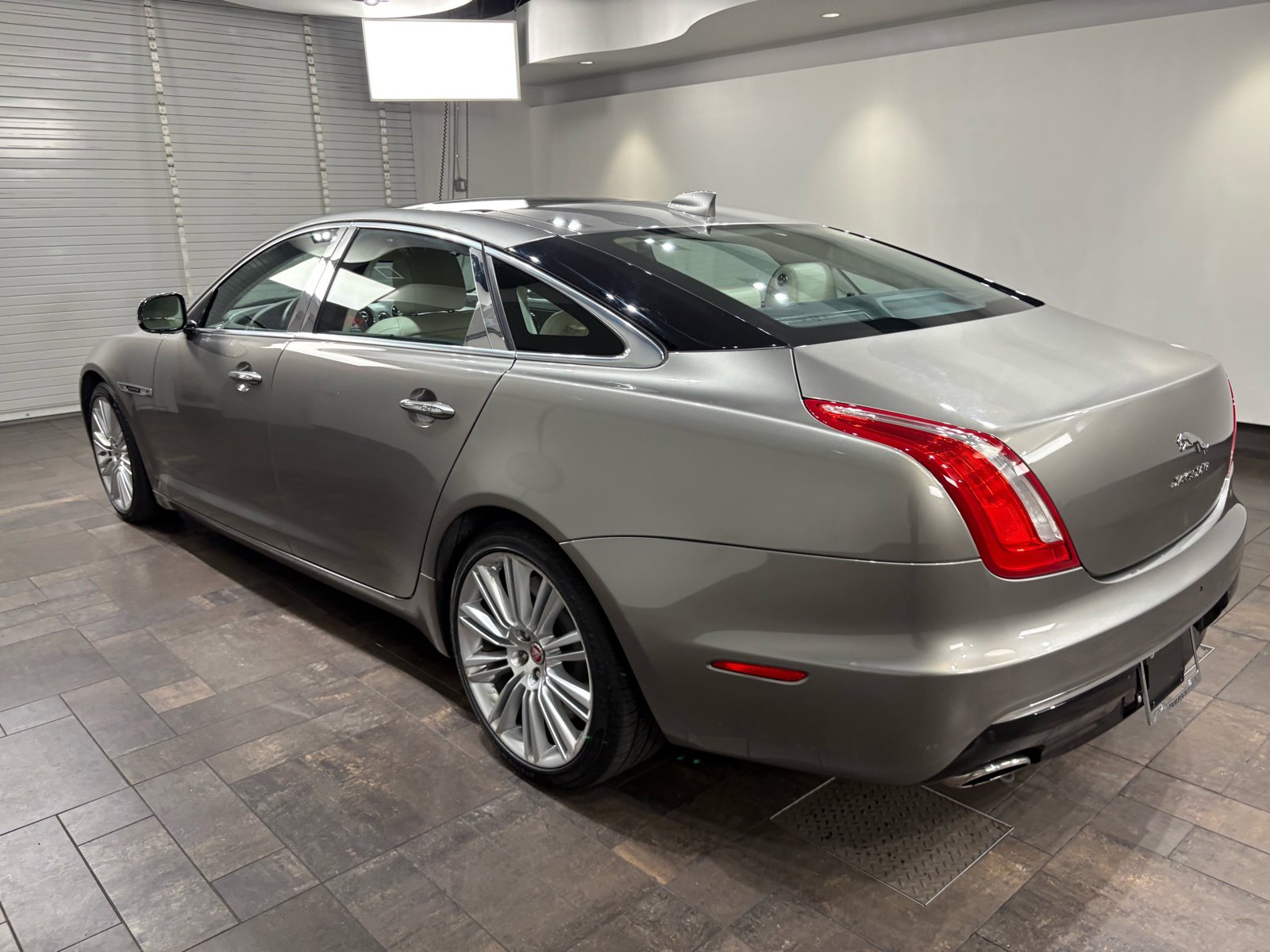 2017 Jaguar XJ L Supercharged photo 4