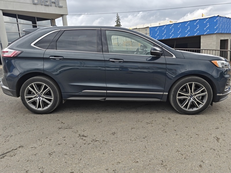 2019 Ford Edge Titanium photo 2