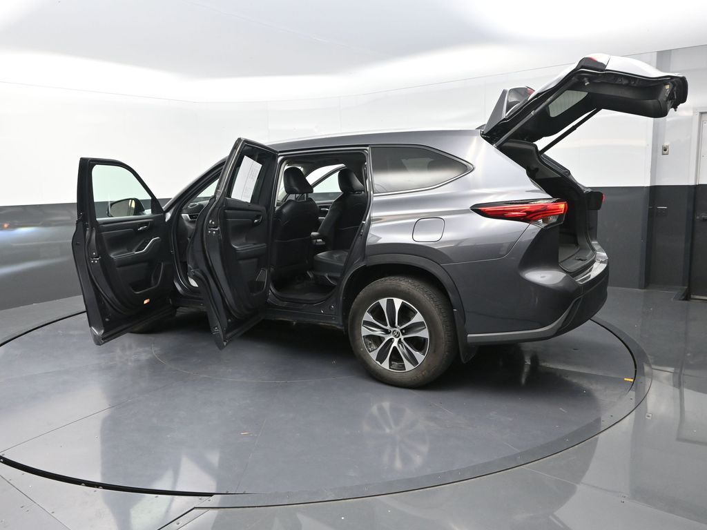 2022 Toyota Highlander XLE photo 29