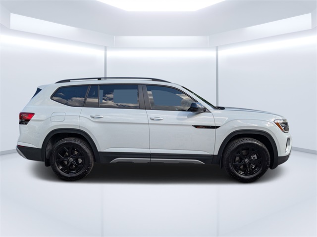 2025 Volkswagen Atlas Peak Edition SE photo 2