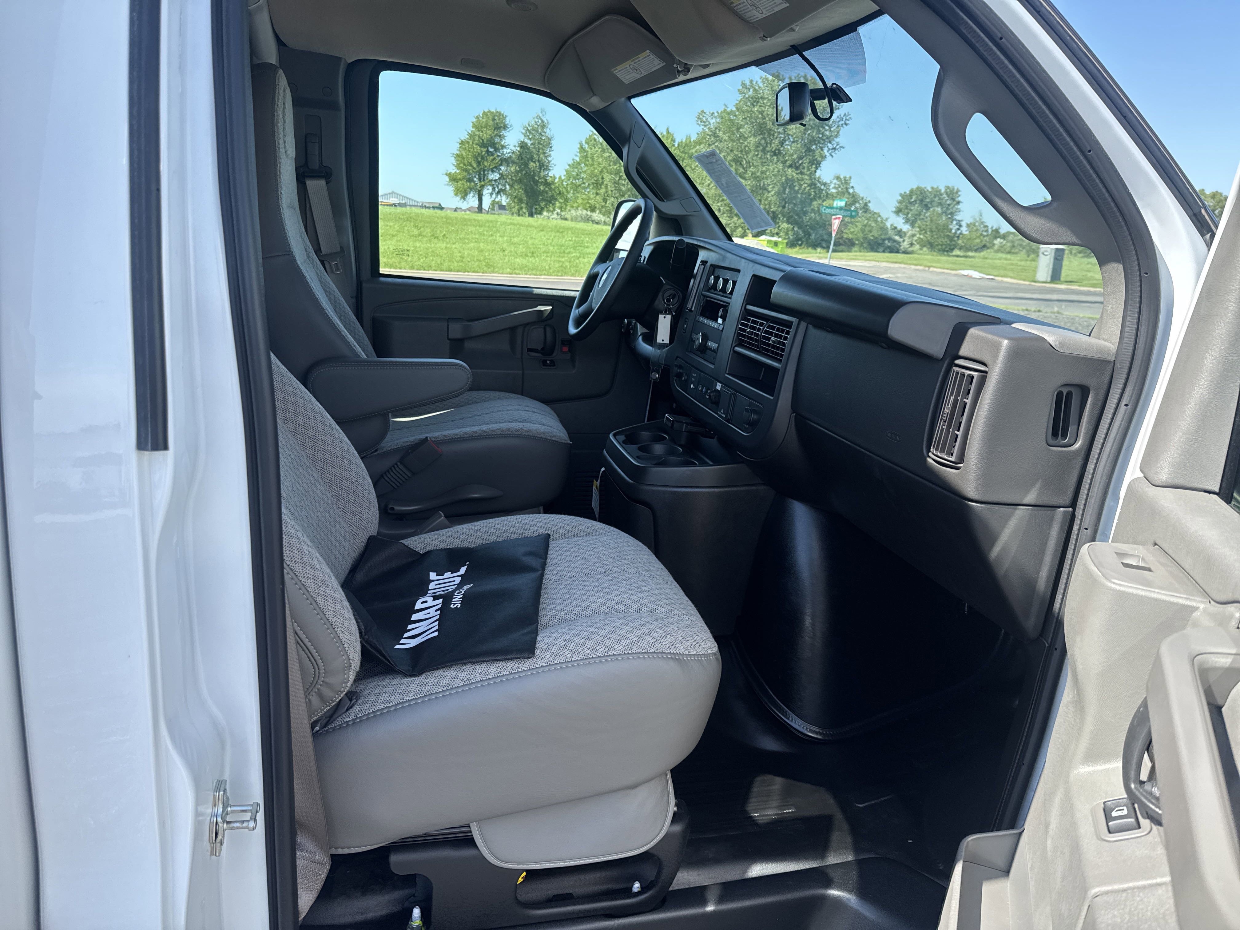 2024 Chevrolet Express Cutaway 3500 photo 4
