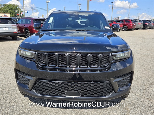 2025 Jeep Grand Cherokee Altitude photo 2