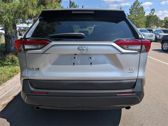 2022 Toyota RAV4 LE photo 4