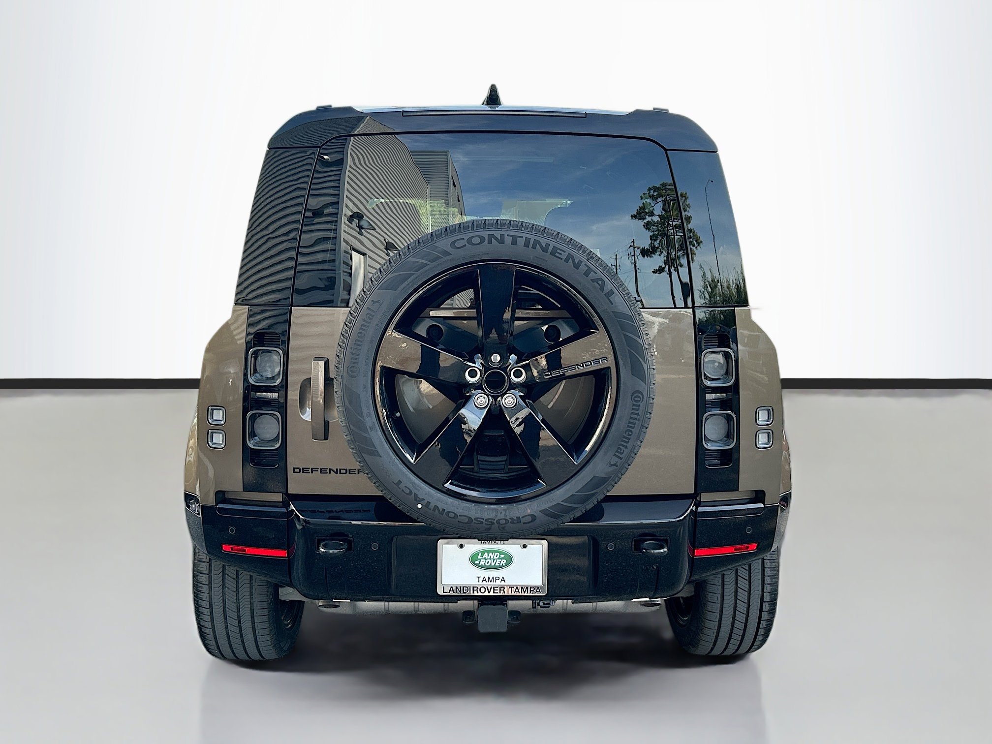 2025 Land Rover Defender 110 photo 4