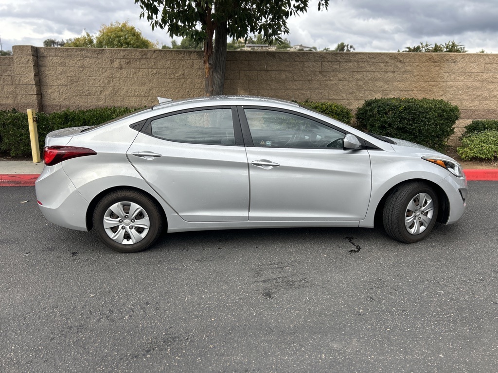 Used 2016 Silver Hyundai SE image 8
