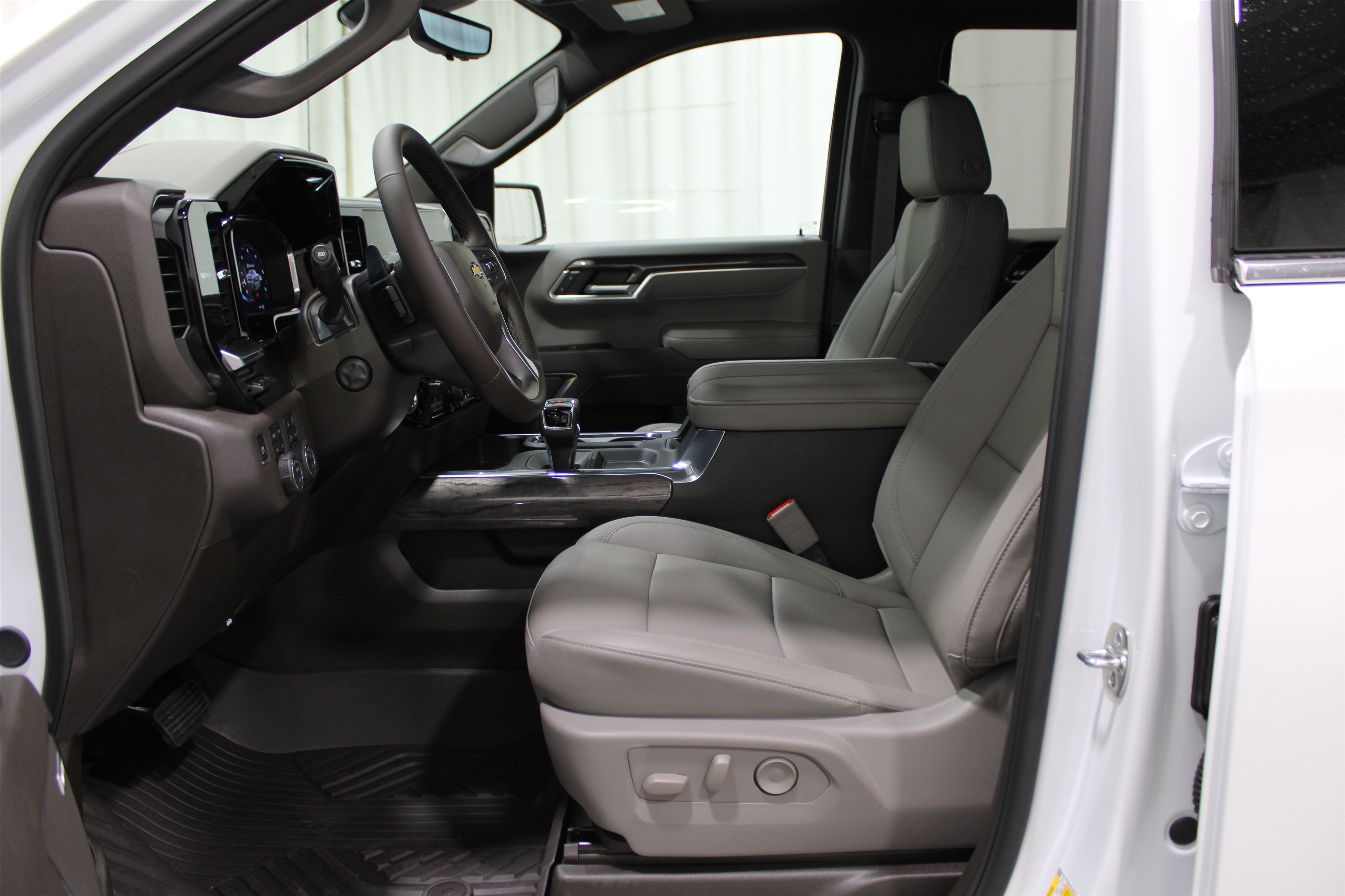 2026 Chevrolet Silverado 1500 LTZ photo 2