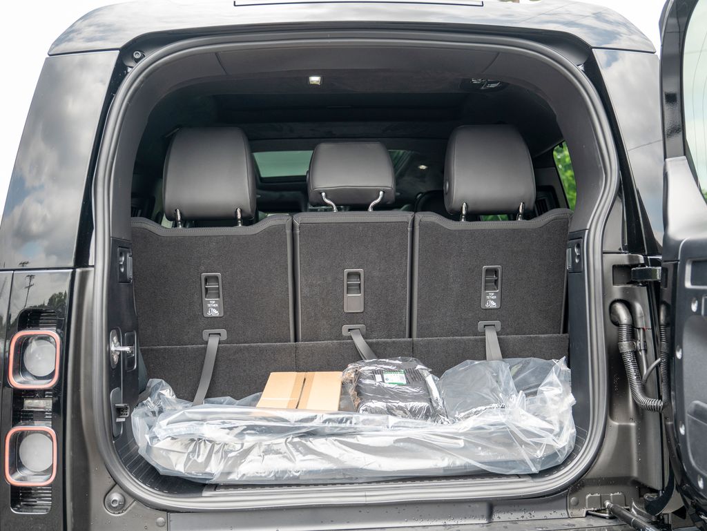 2025 Land Rover Defender 130 V8 photo 23