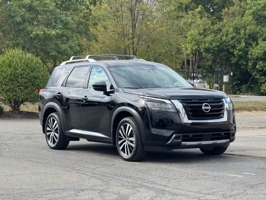 2025 Nissan Pathfinder Platinum's photo
