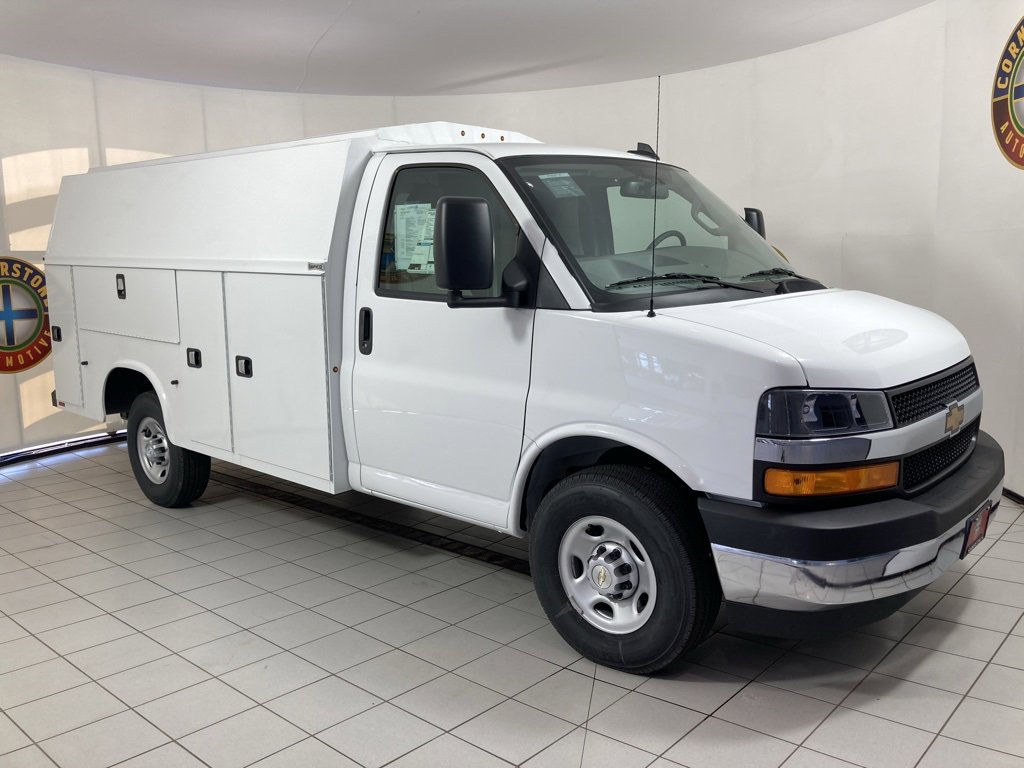 2025 Chevrolet Express Cutaway 3500 photo 2