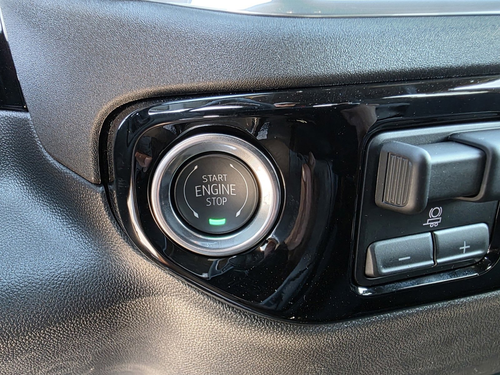 2025 Chevrolet Silverado LT photo 29