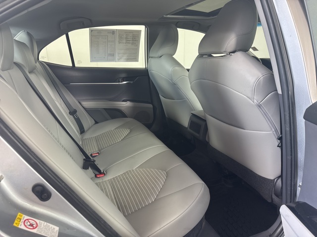 2019 Toyota Camry Hybrid SE photo 5