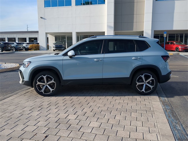 2025 Volkswagen Taos SEL photo 4