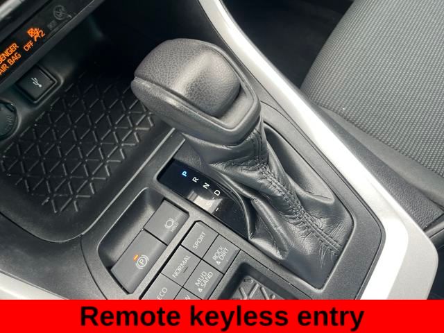 2021 Toyota RAV4 LE photo 9