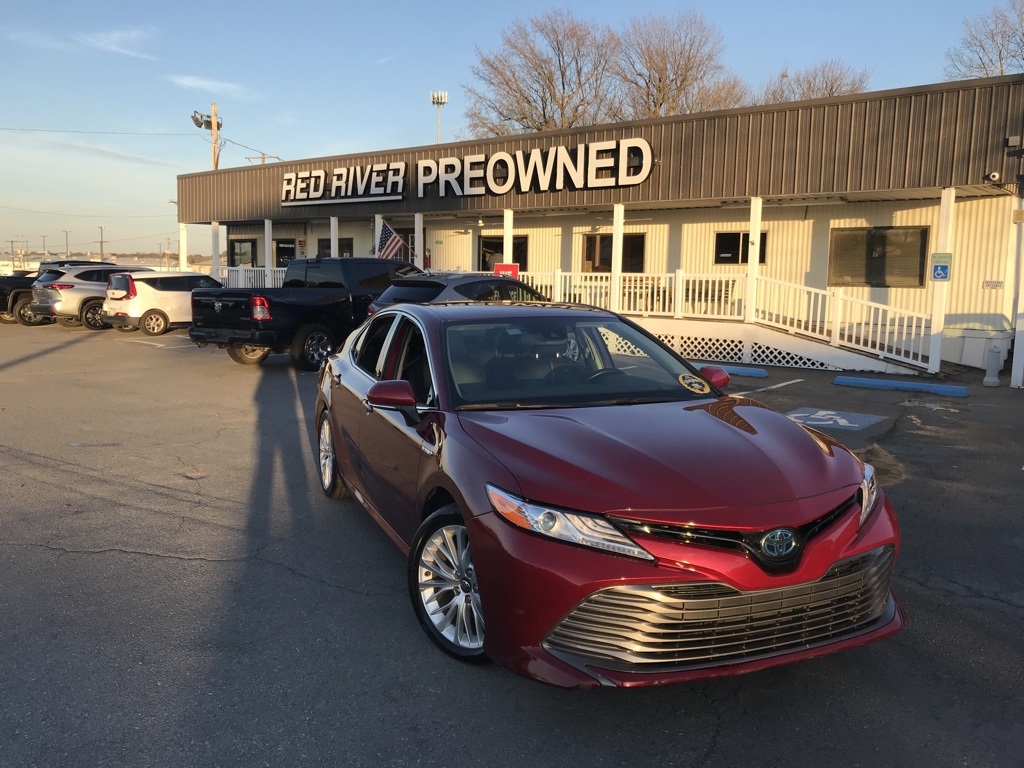 2019 Toyota Camry XLE Hybrid's photo