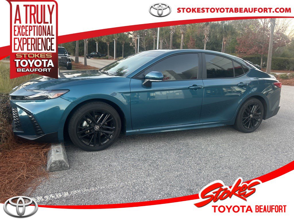 2025 Toyota Camry SE's photo