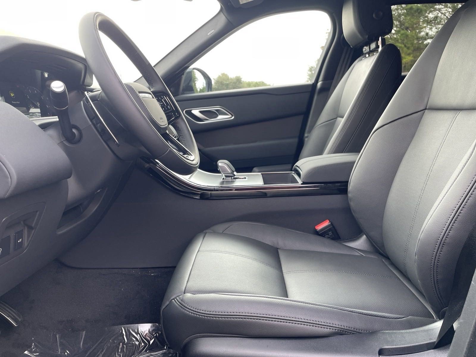 2025 Land Rover Range Rover Velar SE photo 4