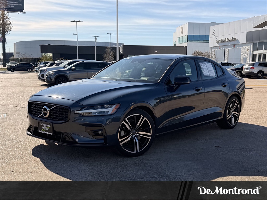 2022 Volvo S60 R-Design's photo