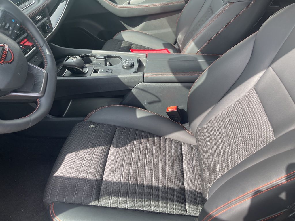 2025 Nissan Rogue SV photo 5
