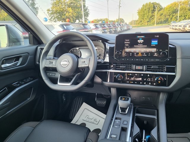 2025 Nissan Pathfinder SL photo 16