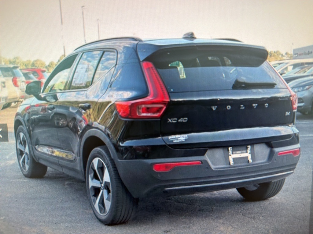 2023 Volvo XC40 Ultimate photo 2