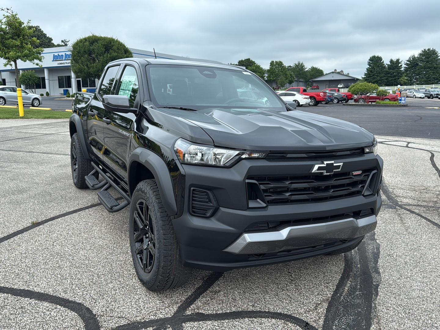 2025 Chevrolet Colorado Trail Boss photo 2