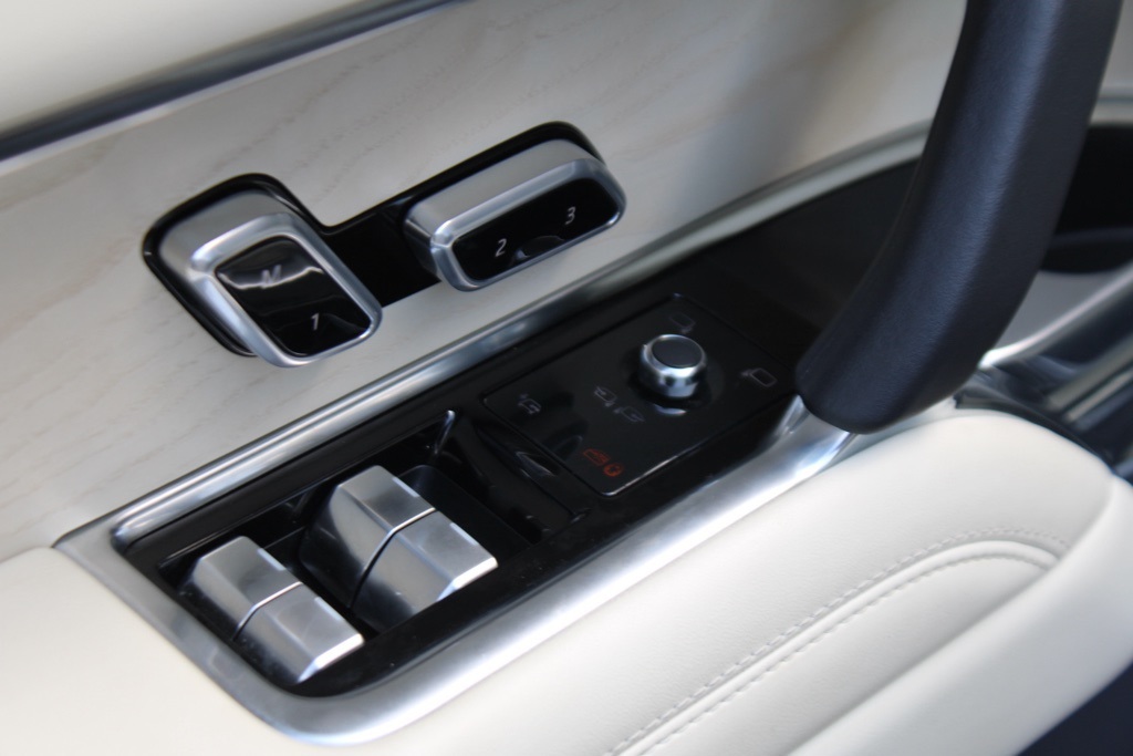 2023 Land Rover Range Rover SE photo 11