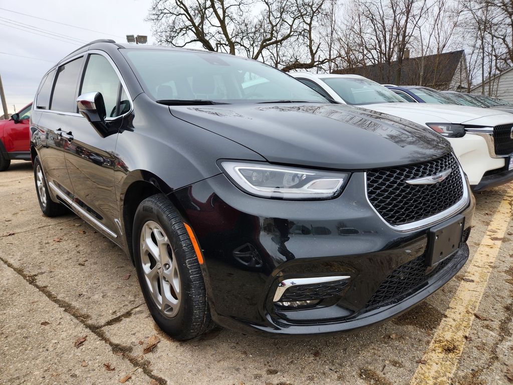 2023 Chrysler Pacifica Limited's photo