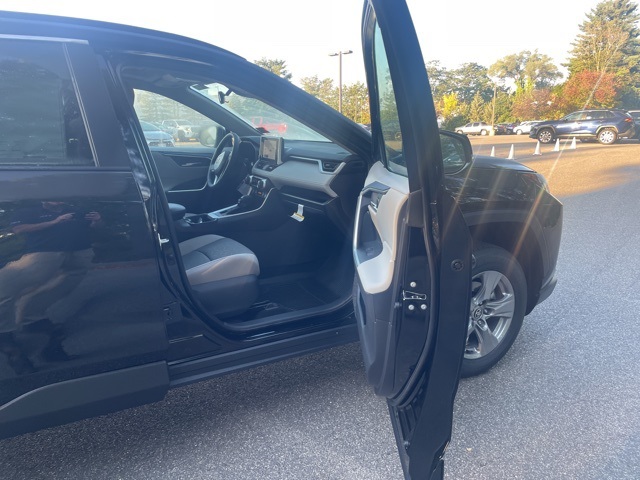 2025 Toyota RAV4 XLE photo 9