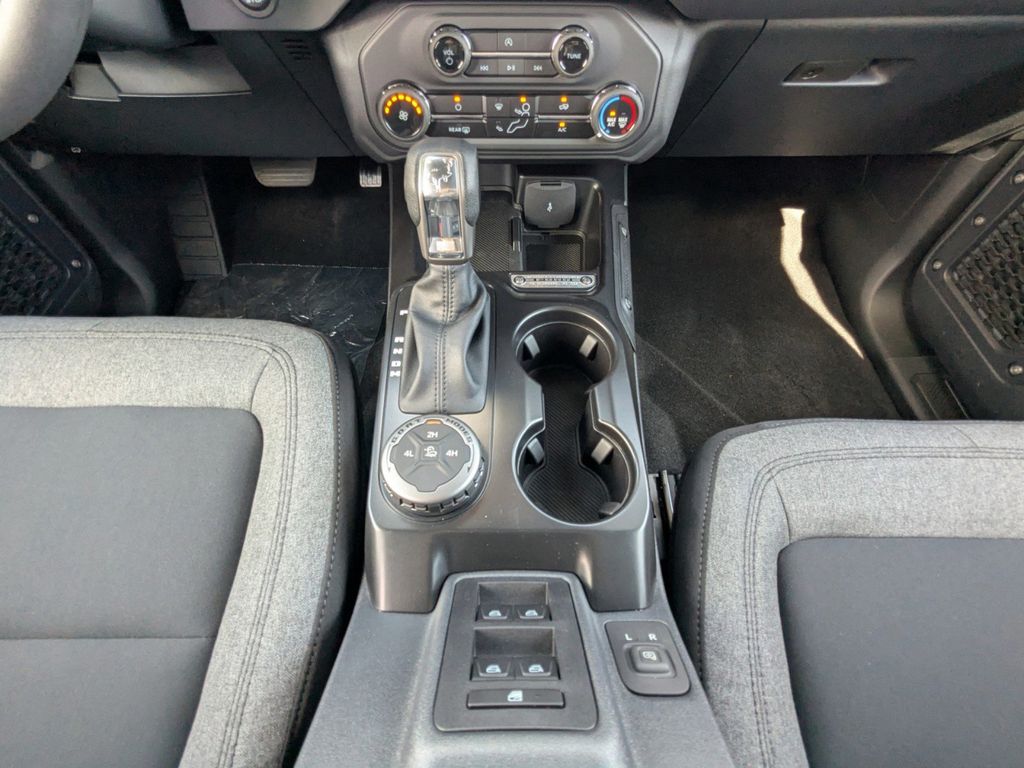 2025 Ford Bronco Base photo 17