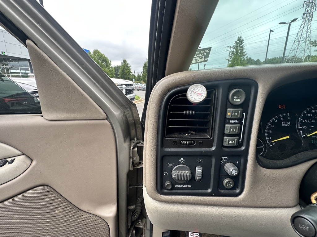 2001 Chevrolet Tahoe LS photo 11