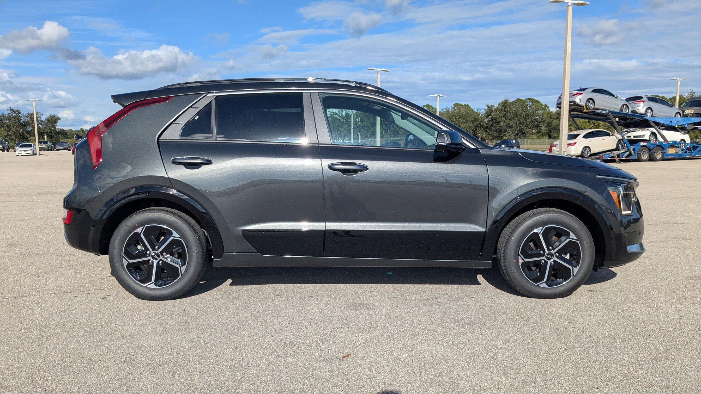 2025 Kia Niro SX Touring photo 4