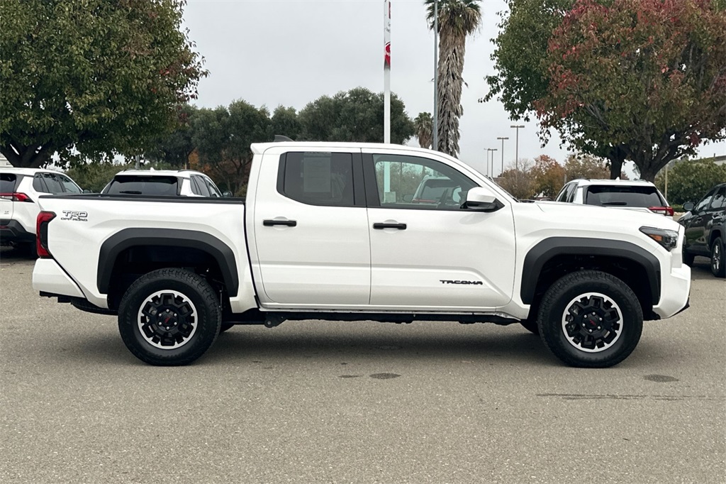 2025 Toyota Tacoma TRD Off-Road photo 3