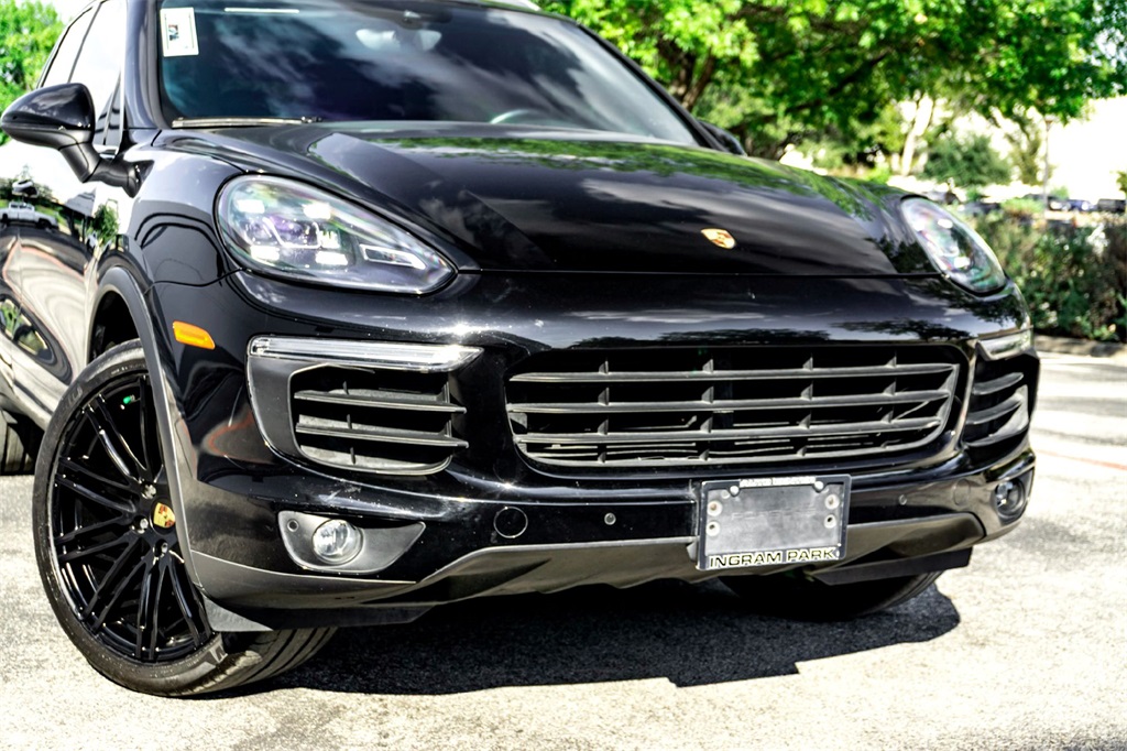 2018 Porsche Cayenne Base photo 2