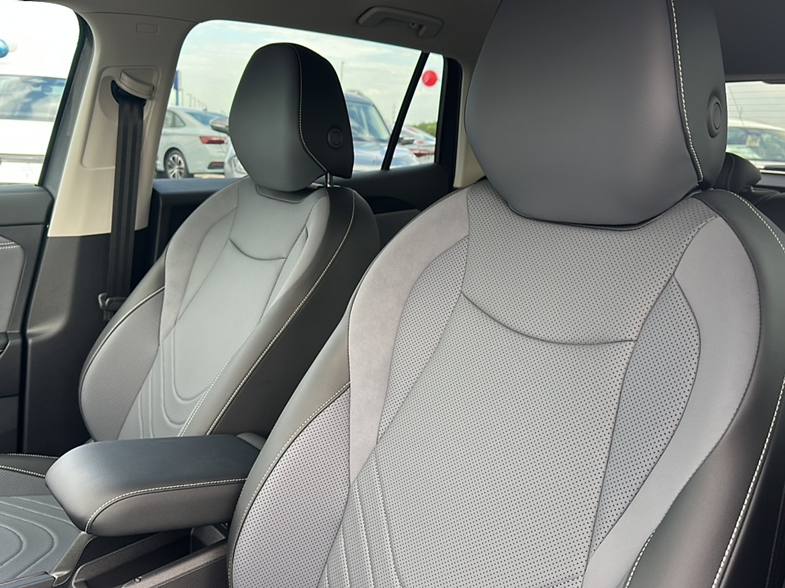 2025 Volkswagen Tiguan SE photo 3