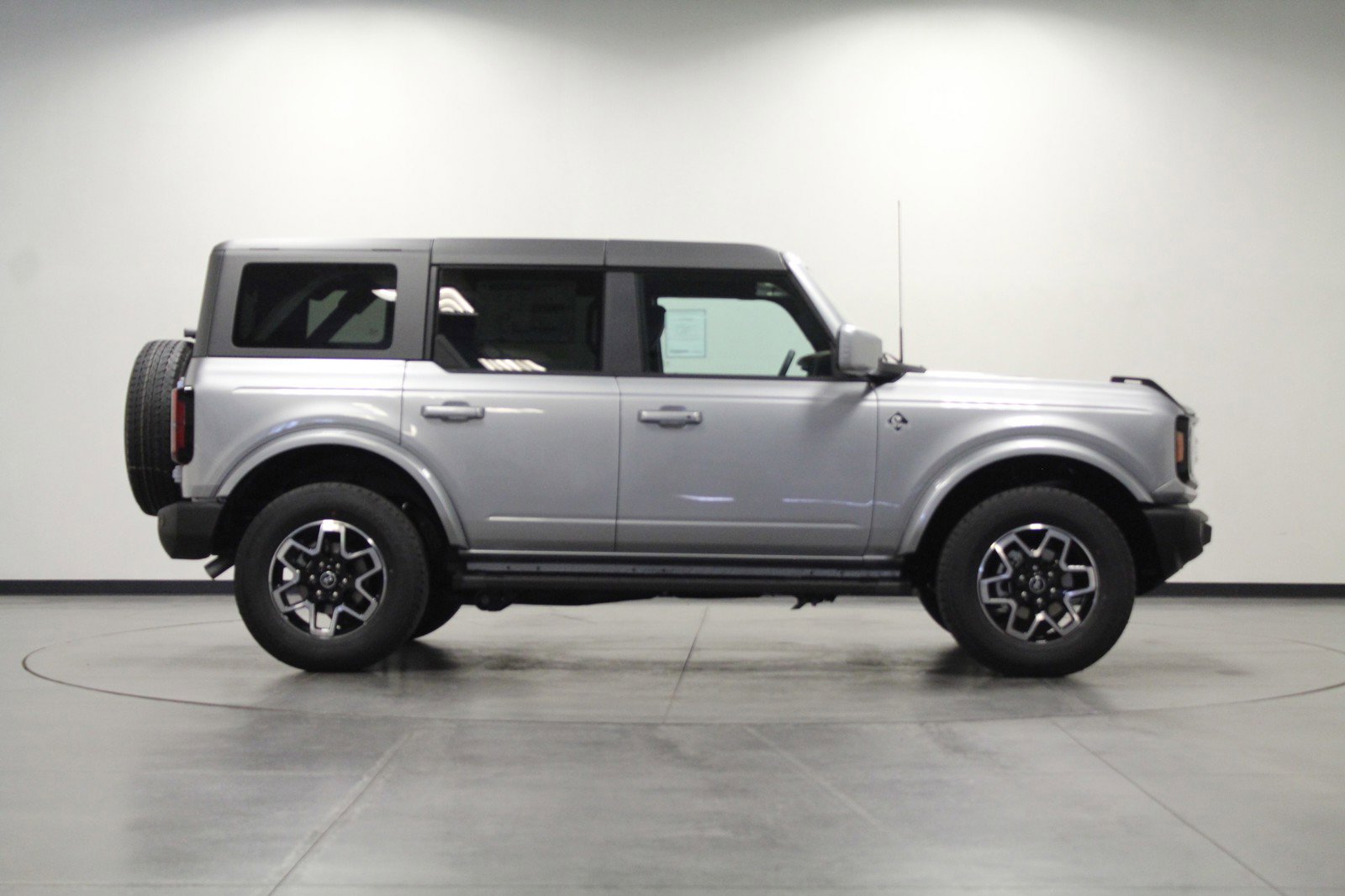 2024 Ford Bronco Outer Banks photo 2